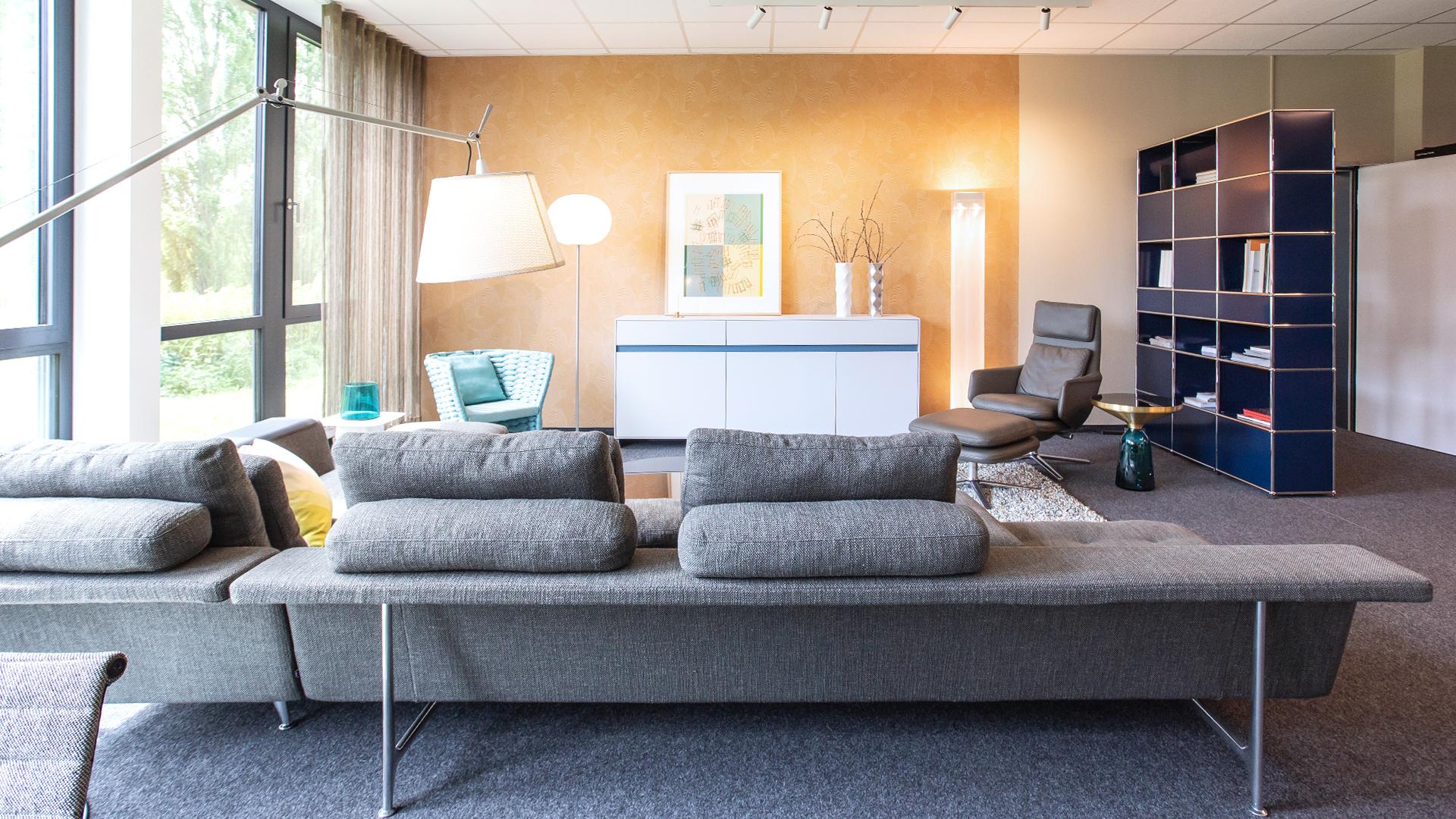 Design Wohnzimmer mit Vitra Sofa und Repos Sessel USM Haller Regal Innenarchitektur von raum und form in Münster